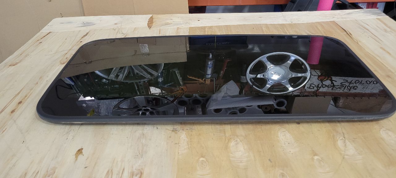 2019 ESCALADE OEM SUN MOON ROOF GLASS ONLY 32451 - image 2