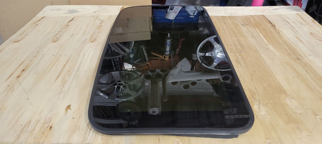 2019 ESCALADE OEM SUN MOON ROOF GLASS ONLY 32451 - image 3