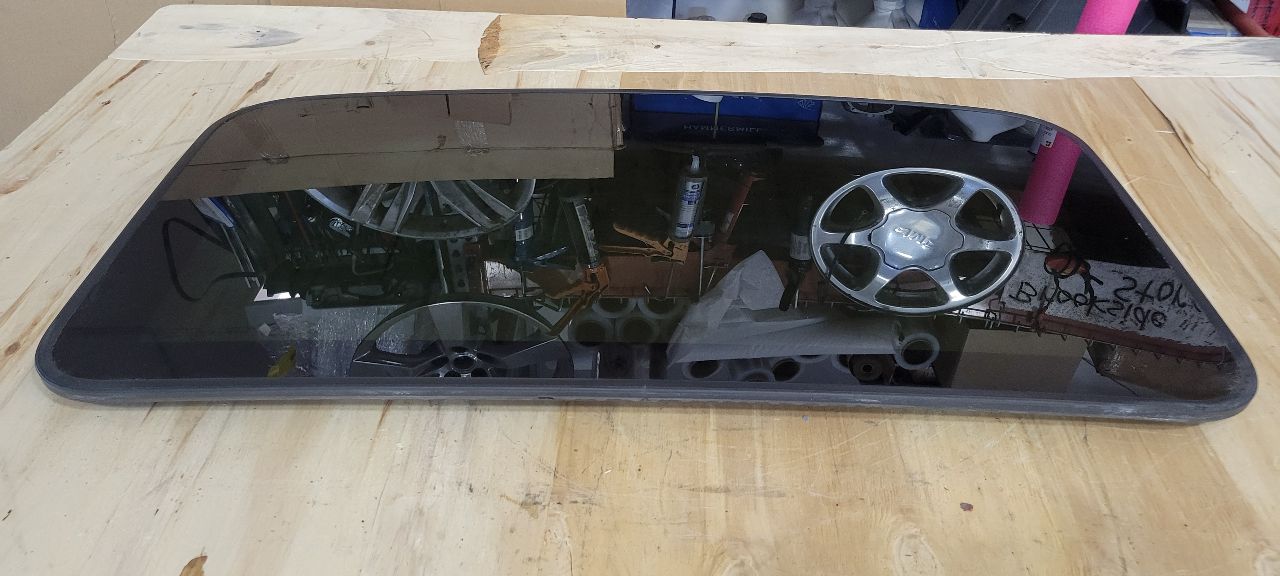 2019 ESCALADE OEM SUN MOON ROOF GLASS ONLY 32451 - image 4
