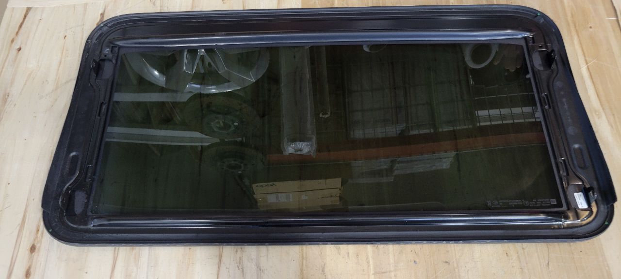 2019 ESCALADE OEM SUN MOON ROOF GLASS ONLY 32451 - image 7