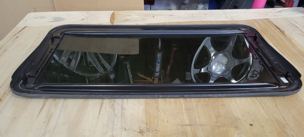 2019 ESCALADE OEM SUN MOON ROOF GLASS ONLY 32451 - image 8