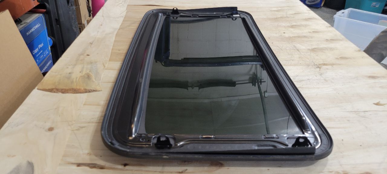 2019 ESCALADE OEM SUN MOON ROOF GLASS ONLY 32451 - image 10
