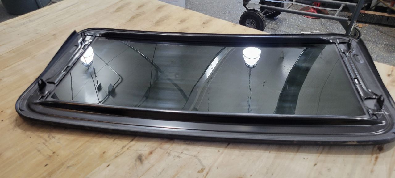 2019 ESCALADE OEM SUN MOON ROOF GLASS ONLY 32451 - image 11