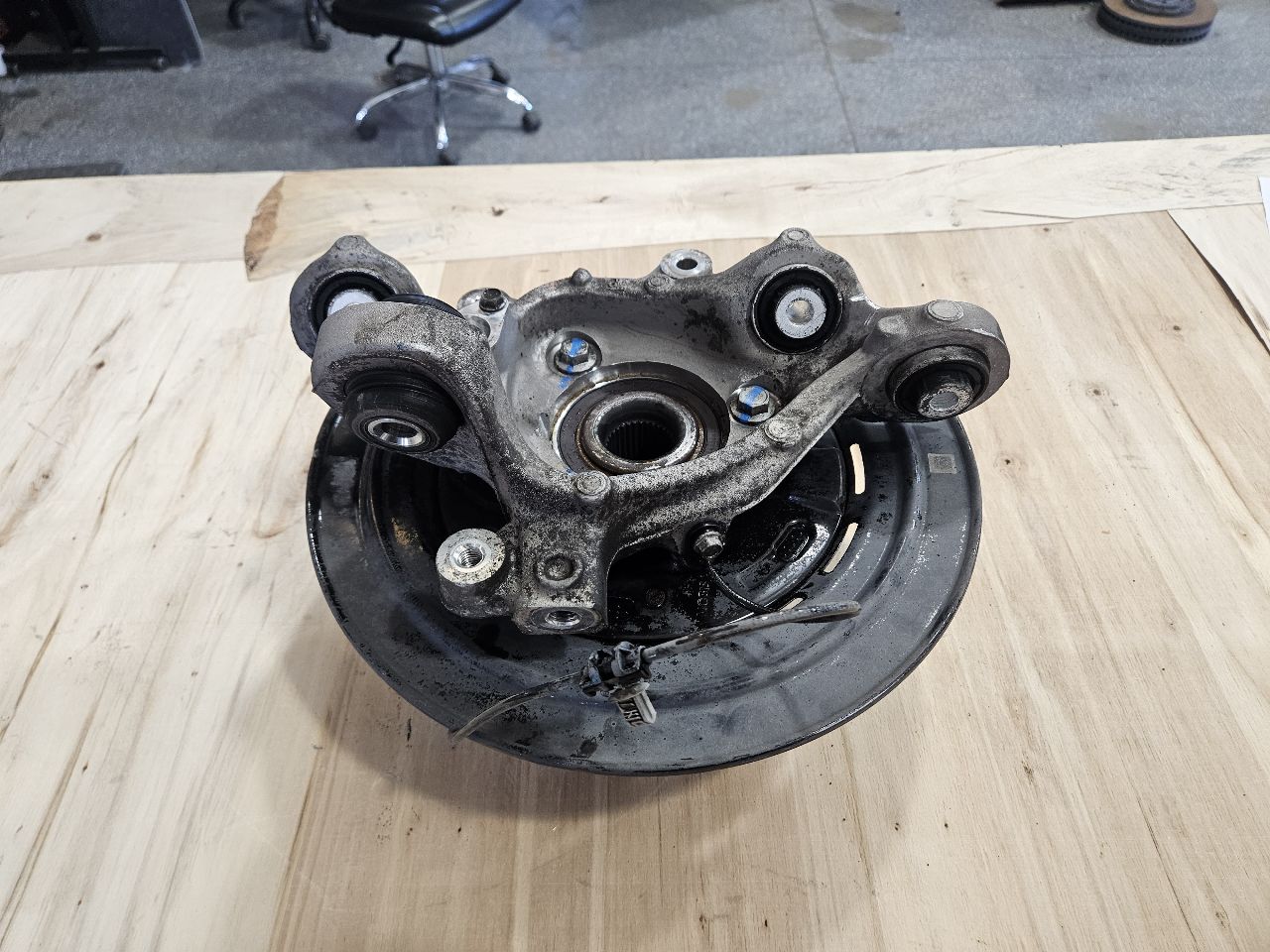 2019 CAMARO RH PASSENGER REAR SPINDLE SS 1LE 19K 32475 - image 1