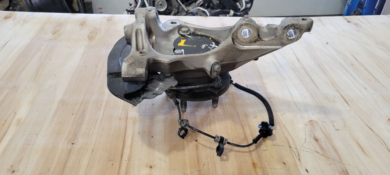2019 CAMARO LH DRIVER FRONT SPINDLE W/HUB 19K 32476 - image 1