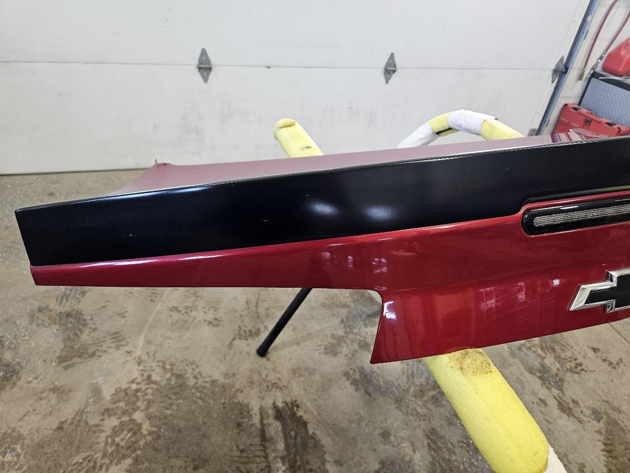 2019 CAMARO DECKLID W/1LE SPOILER RED G7E 32481 - image 2