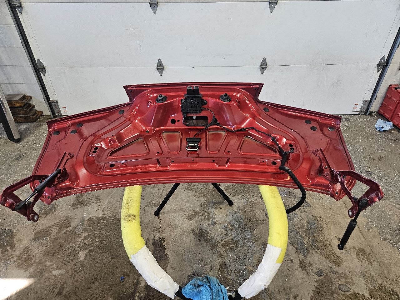 2019 CAMARO DECKLID W/1LE SPOILER RED G7E 32481 - image 1