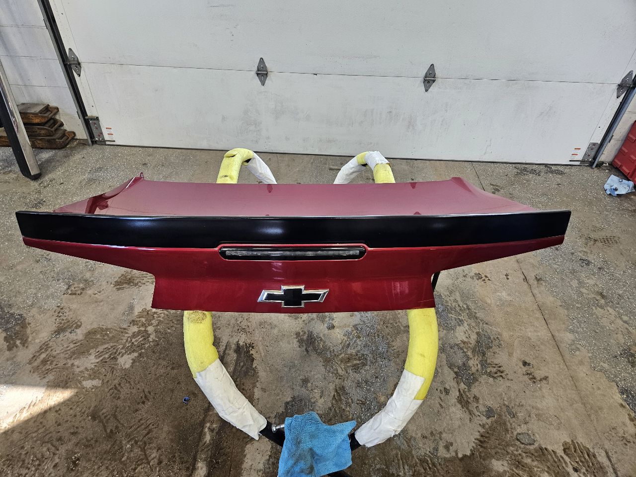 2019 CAMARO DECKLID W/1LE SPOILER RED G7E 32481 - image 1