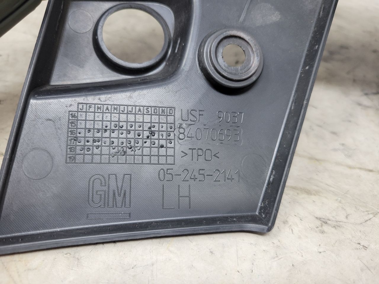 2019 CAMARO LH TAIL LAMP COVER FILLER PANEL 32483 - image 7