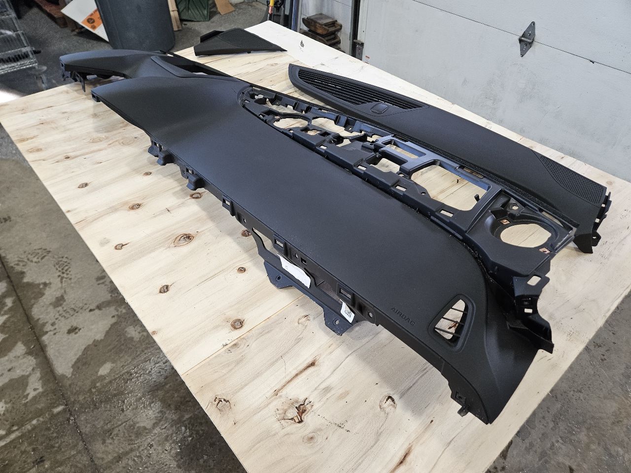 2019 CAMARO UPPER DASH PANEL & RH BAG 32515 - image 3