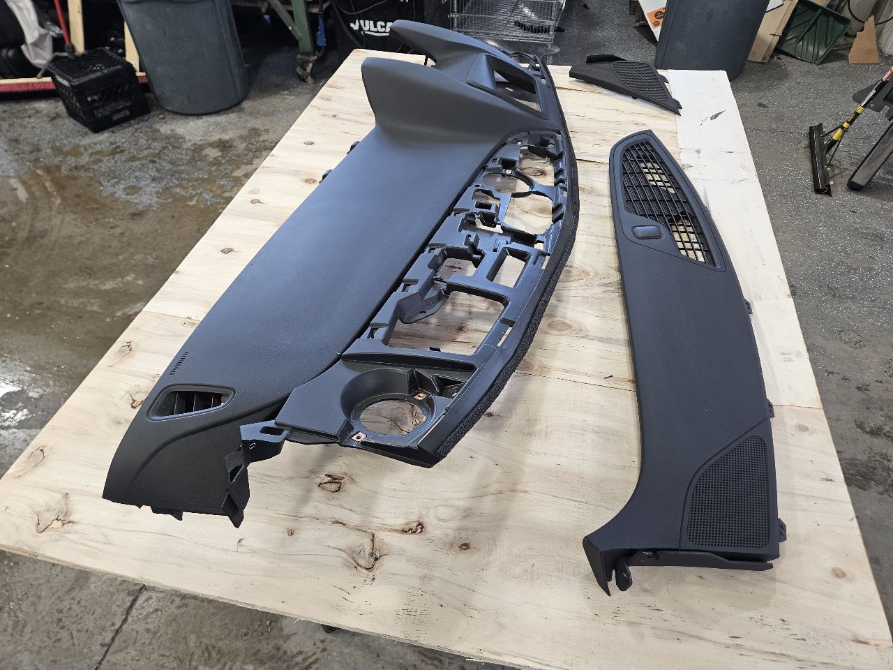 2019 CAMARO UPPER DASH PANEL & RH BAG 32515 - image 4