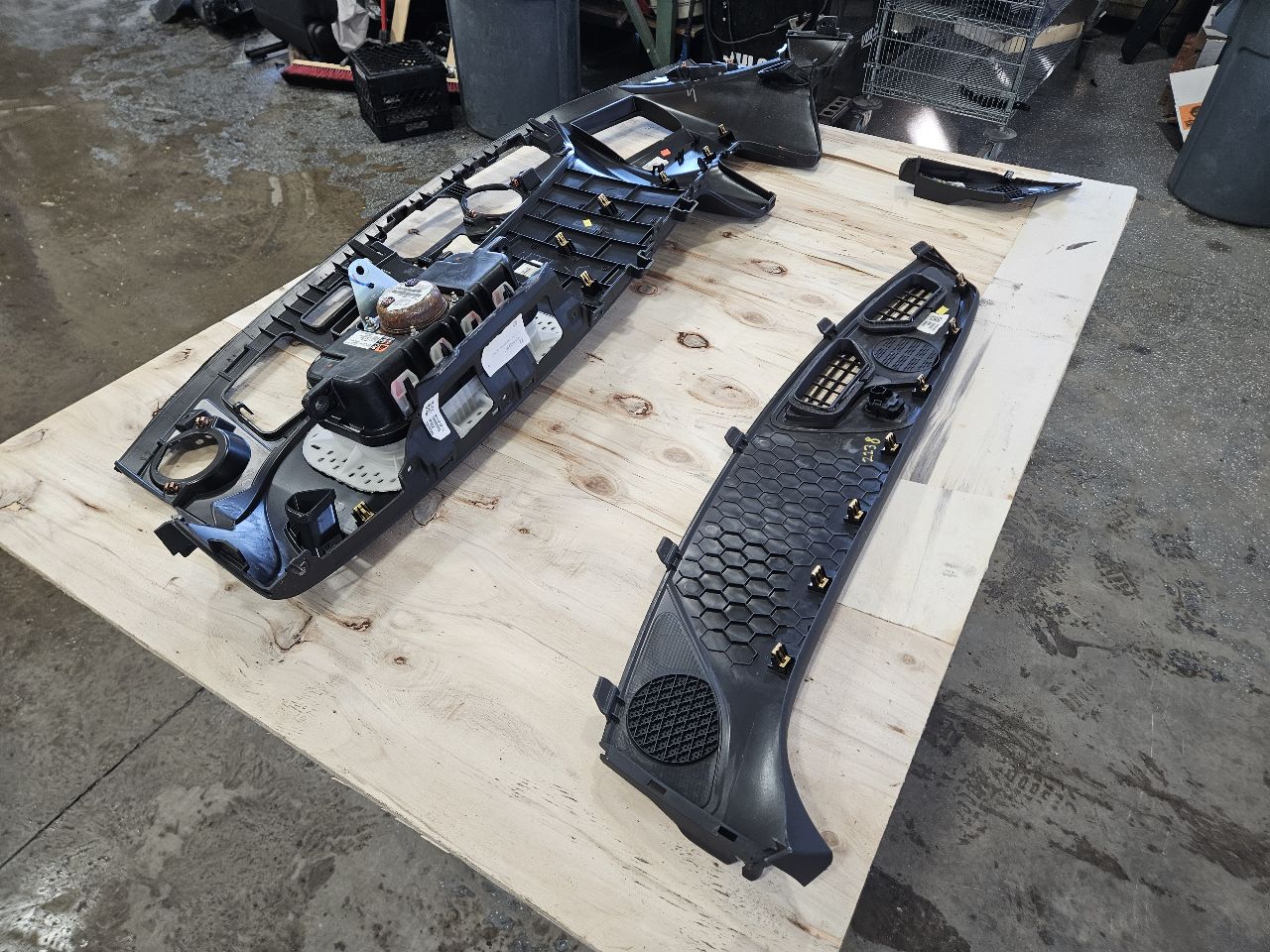 2019 CAMARO UPPER DASH PANEL & RH BAG 32515 - image 11