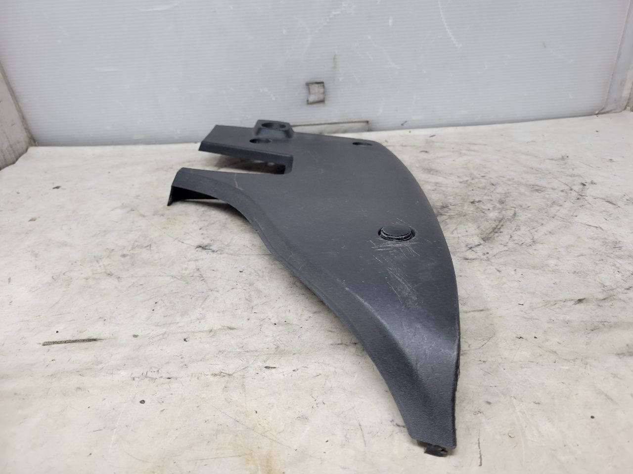 2019 CAMARO RH TAIL LAMP COVER FILLER PANEL TRIM 32546 - image 2