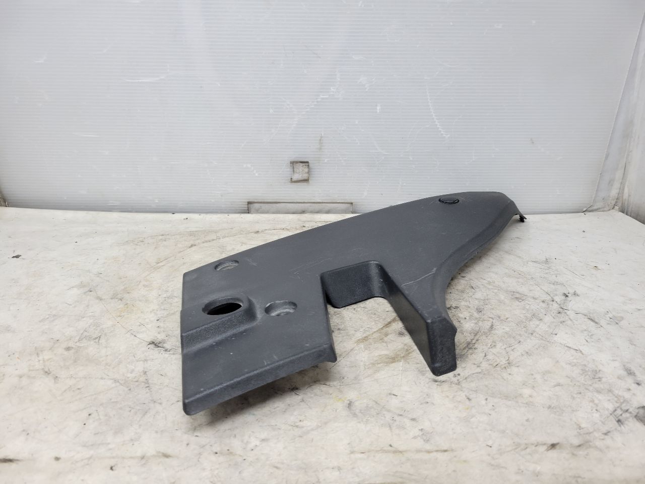 2019 CAMARO RH TAIL LAMP COVER FILLER PANEL TRIM 32546 - image 4