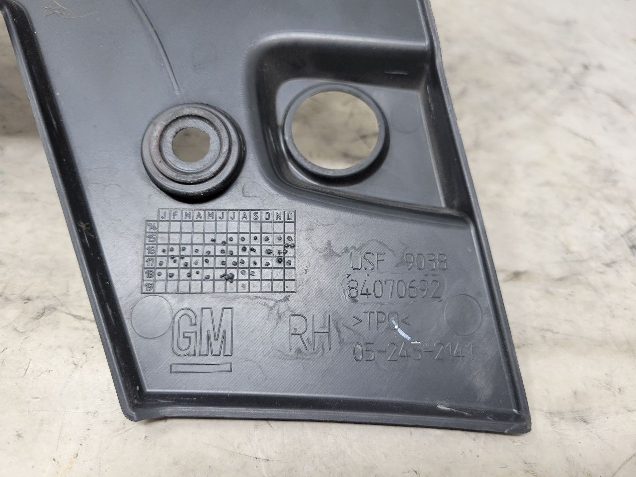 2019 CAMARO RH TAIL LAMP COVER FILLER PANEL TRIM 32546 - image 6