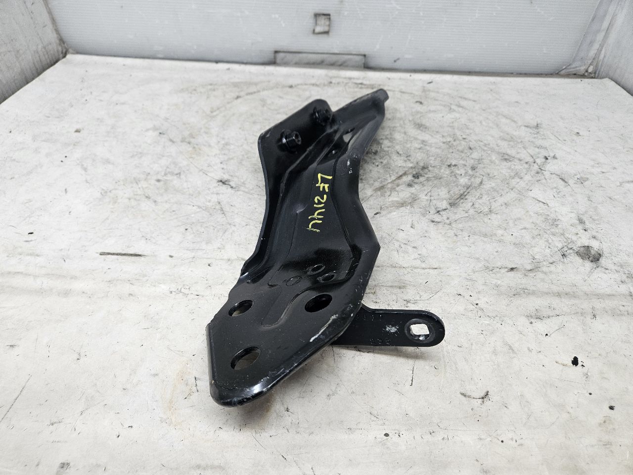 2020 ESCALAESV LH FENDER UPPER FIREWALL BRACKET 32558 - image 2