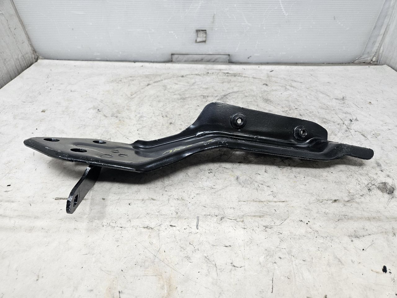 2020 ESCALAESV LH FENDER UPPER FIREWALL BRACKET 32558 - image 3