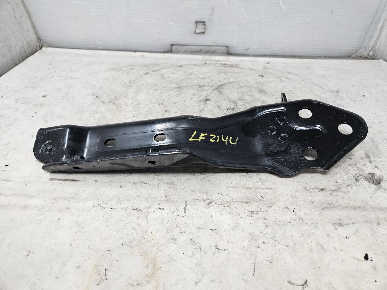 2020 ESCALAESV LH FENDER UPPER FIREWALL BRACKET 32558 - image 8