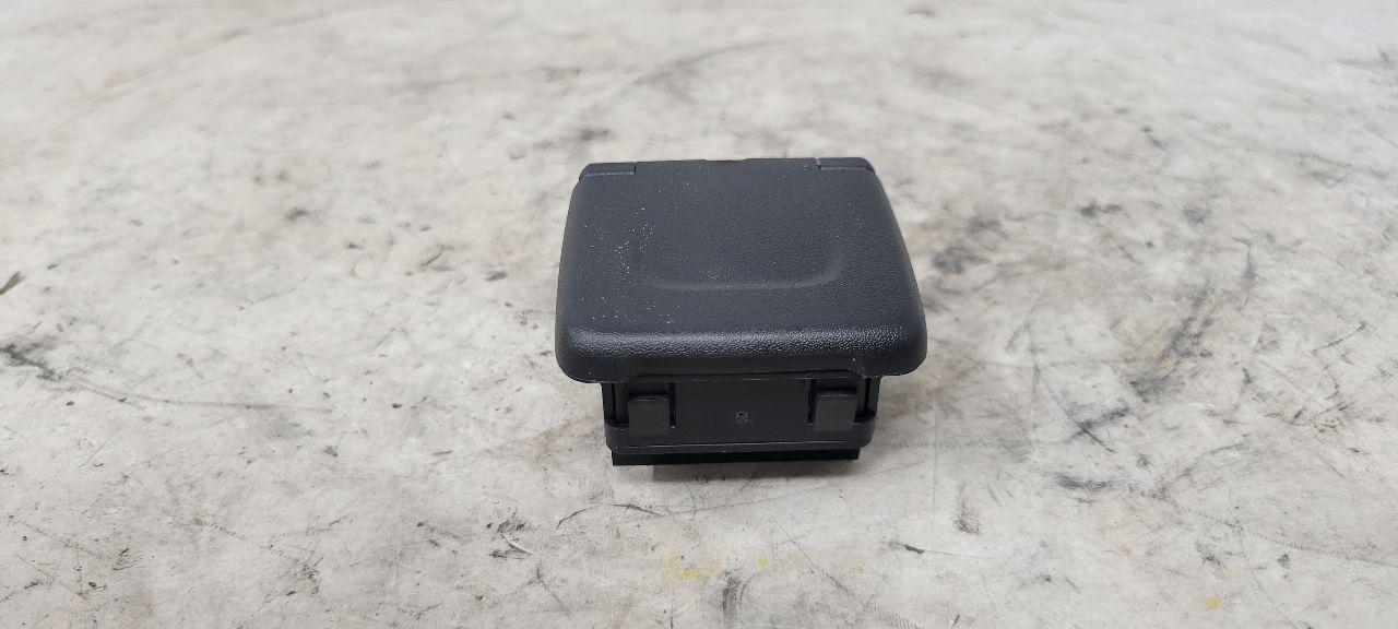 2019 ESCALADE CONSOLE 120V AC OUTLET 22943127 32575 - image 2