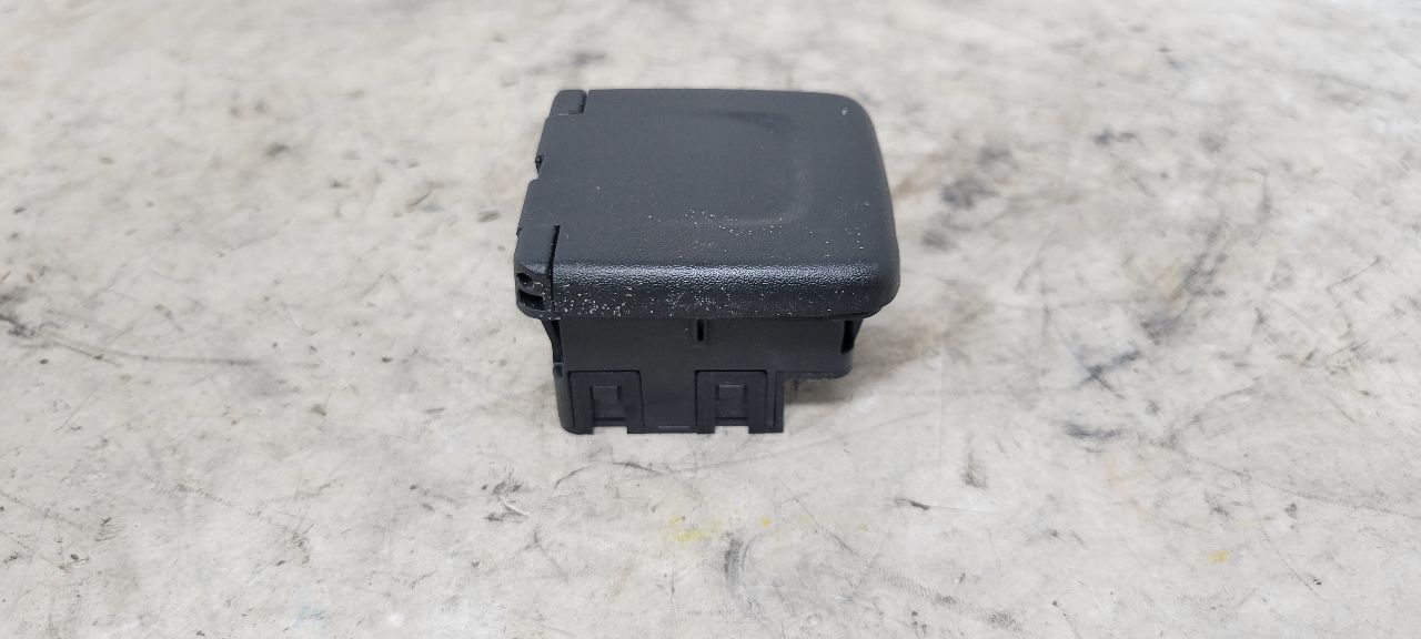 2019 ESCALADE CONSOLE 120V AC OUTLET 22943127 32575 - image 5