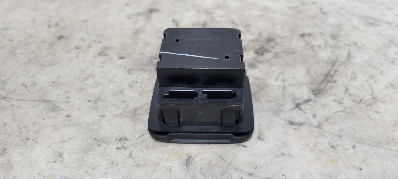 2019 ESCALADE CONSOLE 120V AC OUTLET 22943127 32575 - image 6