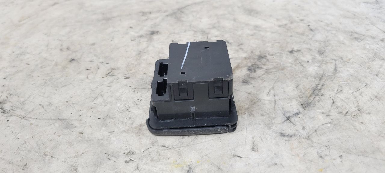 2019 ESCALADE CONSOLE 120V AC OUTLET 22943127 32575 - image 7