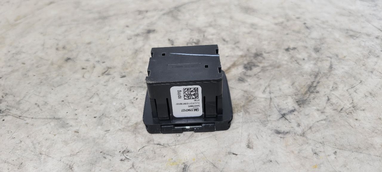 2019 ESCALADE CONSOLE 120V AC OUTLET 22943127 32575 - image 8