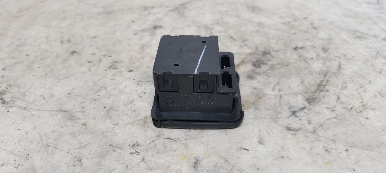 2019 ESCALADE CONSOLE 120V AC OUTLET 22943127 32575 - image 9