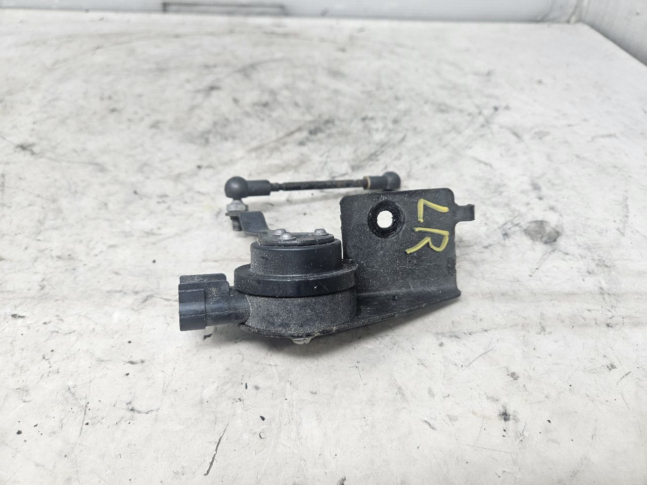 2019 ESCALADE LH REAR RIDE HEIGHT SENSOR 23152100 32577 - image 9