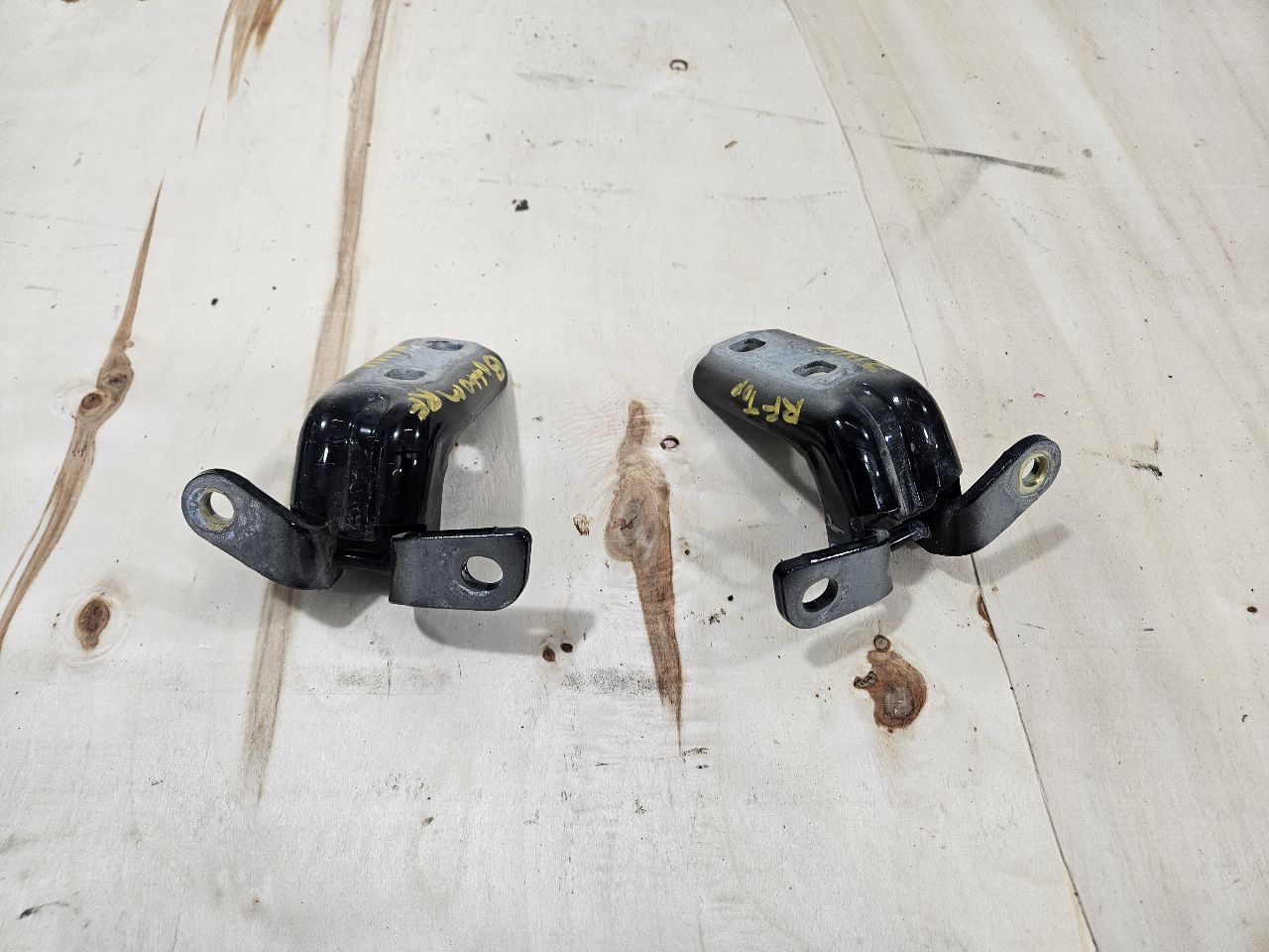2020 ESCALAESV RH FRONT DOOR HINGES UPPER & LOWER 32583 - image 1