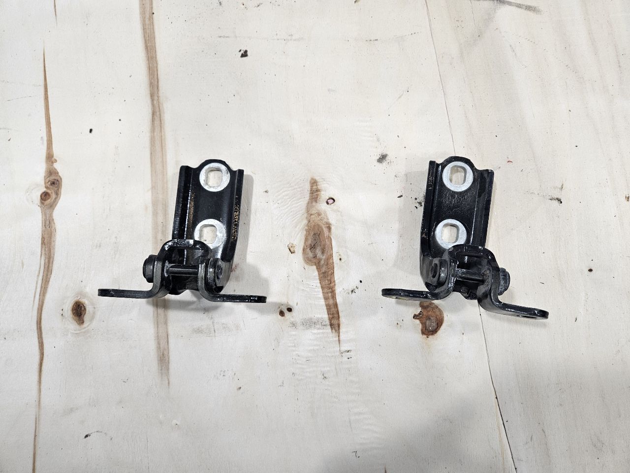 2020 ESCALAESV RH FRONT DOOR HINGES UPPER & LOWER 32583 - image 2
