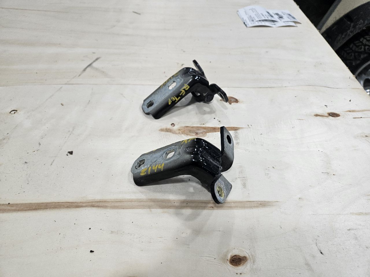 2020 ESCALAESV RH FRONT DOOR HINGES UPPER & LOWER 32583 - image 3