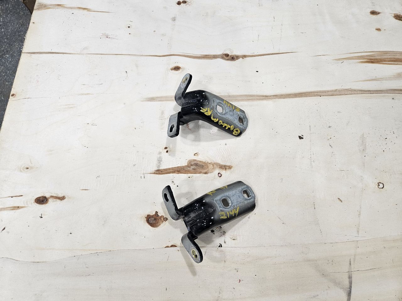 2020 ESCALAESV RH FRONT DOOR HINGES UPPER & LOWER 32583 - image 4