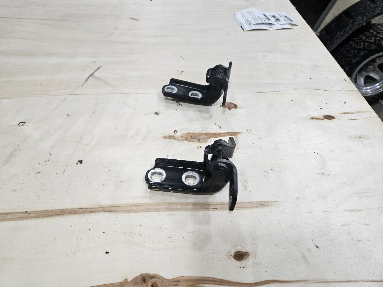 2020 ESCALAESV RH FRONT DOOR HINGES UPPER & LOWER 32583 - image 6