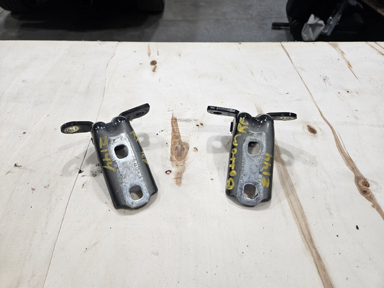 2020 ESCALAESV RH FRONT DOOR HINGES UPPER & LOWER 32583 - image 7