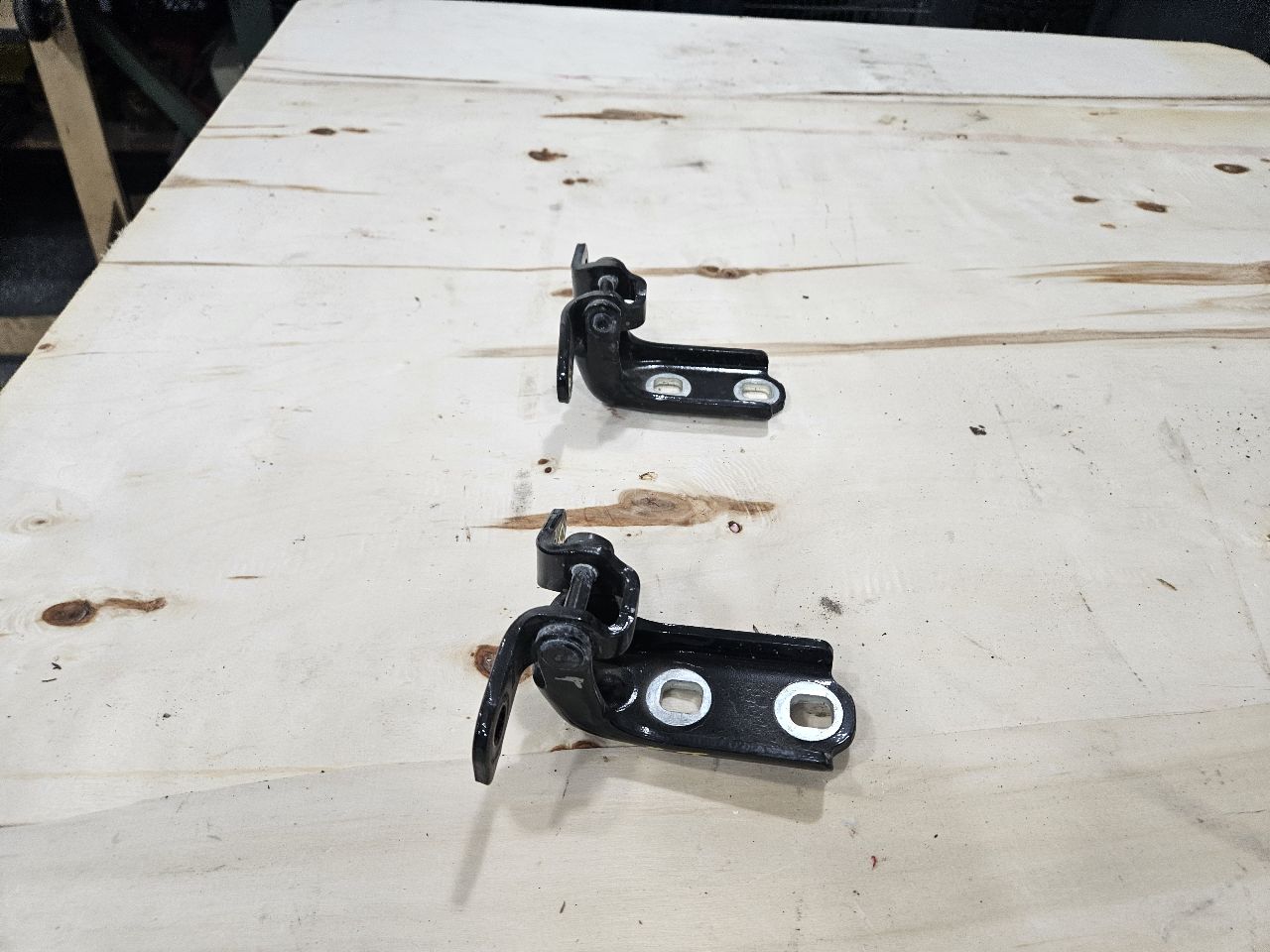 2020 ESCALAESV RH FRONT DOOR HINGES UPPER & LOWER 32583 - image 8