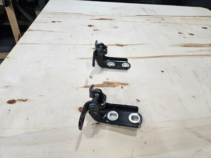 2020 ESCALAESV RH FRONT DOOR HINGES UPPER & LOWER 32583 - image 8