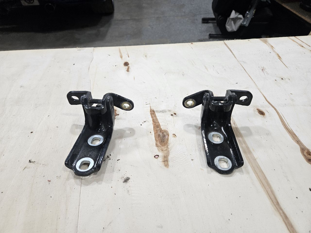 2020 ESCALAESV RH FRONT DOOR HINGES UPPER & LOWER 32583 - image 10