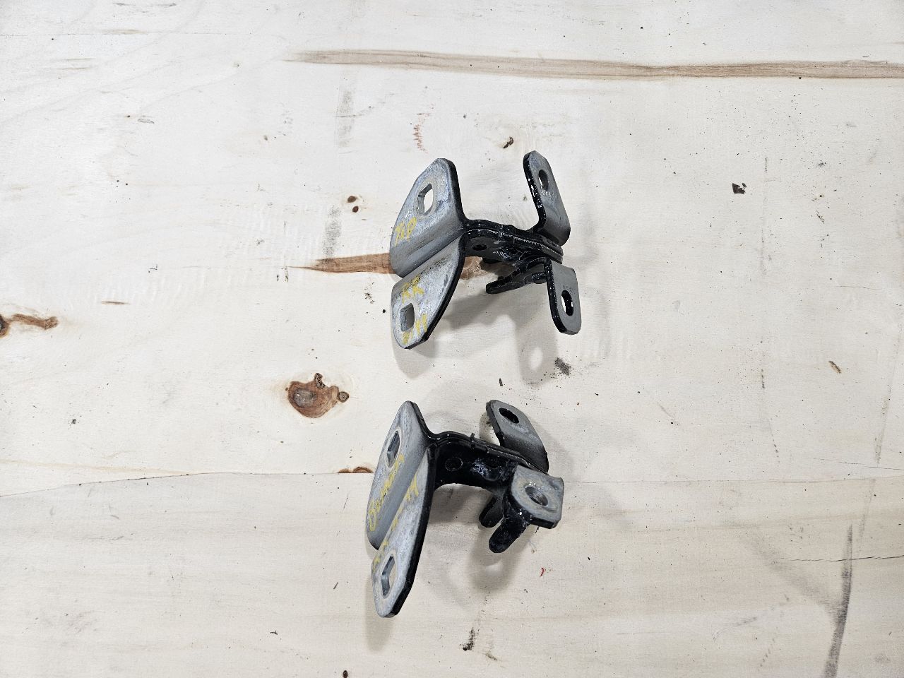 2020 ESCALAESV RH REAR DOOR HINGES UPPER & LOWER 32584 - image 1