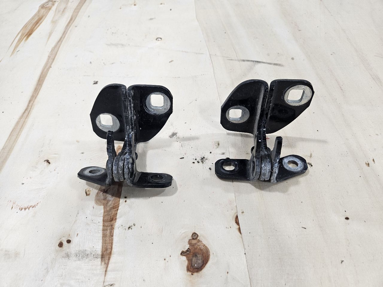 2020 ESCALAESV RH REAR DOOR HINGES UPPER & LOWER 32584 - image 2