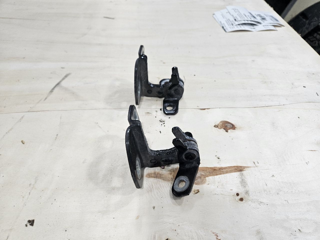 2020 ESCALAESV RH REAR DOOR HINGES UPPER & LOWER 32584 - image 3