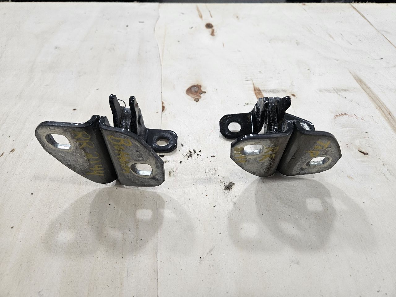 2020 ESCALAESV RH REAR DOOR HINGES UPPER & LOWER 32584 - image 4