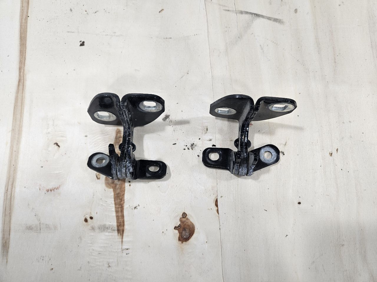 2020 ESCALAESV RH REAR DOOR HINGES UPPER & LOWER 32584 - image 5