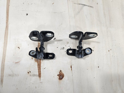 2020 ESCALAESV RH REAR DOOR HINGES UPPER & LOWER 32584 - image 5