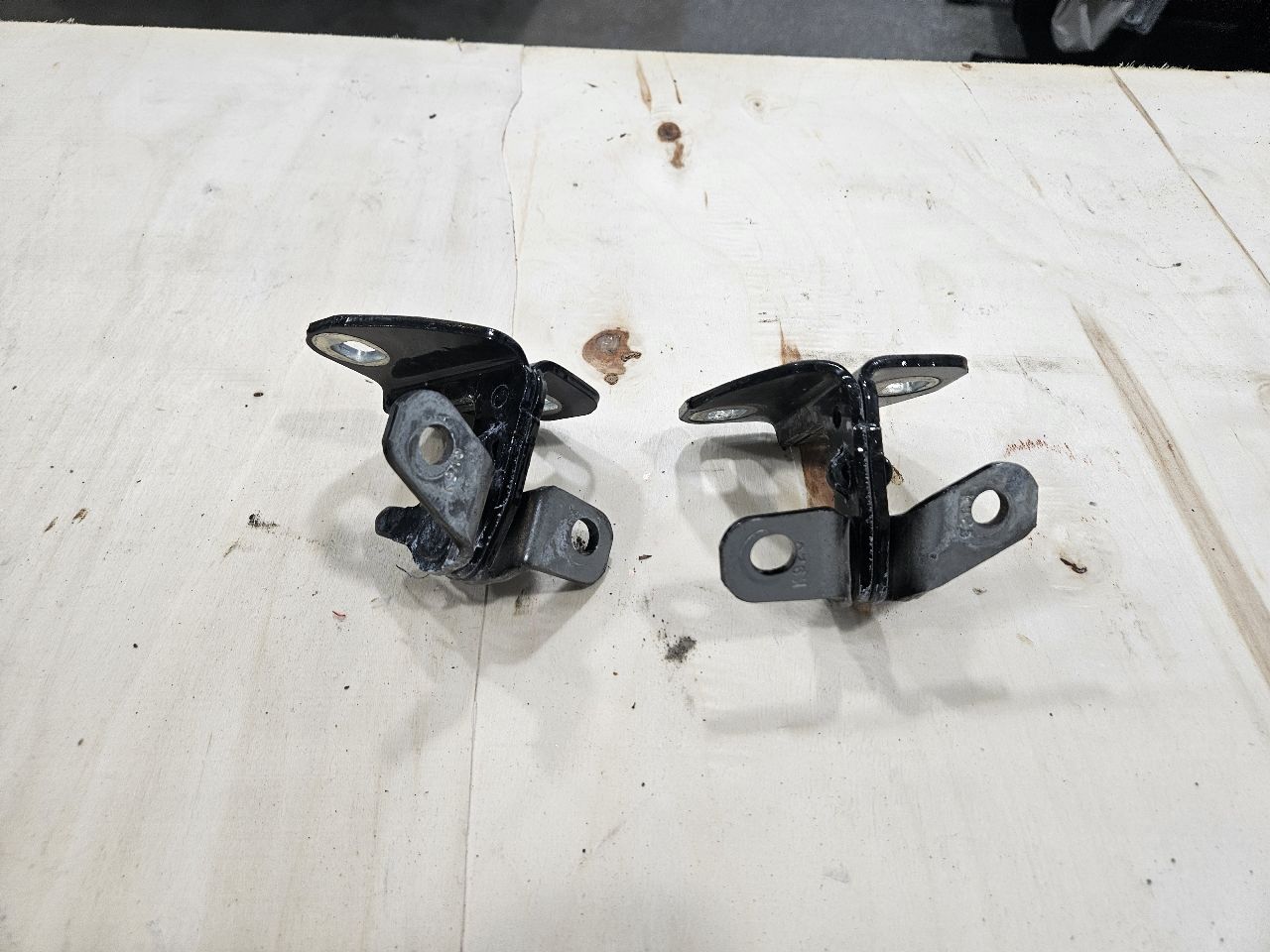 2020 ESCALAESV RH REAR DOOR HINGES UPPER & LOWER 32584 - image 6