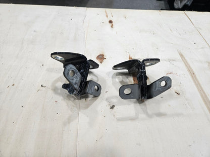 2020 ESCALAESV RH REAR DOOR HINGES UPPER & LOWER 32584 - image 6