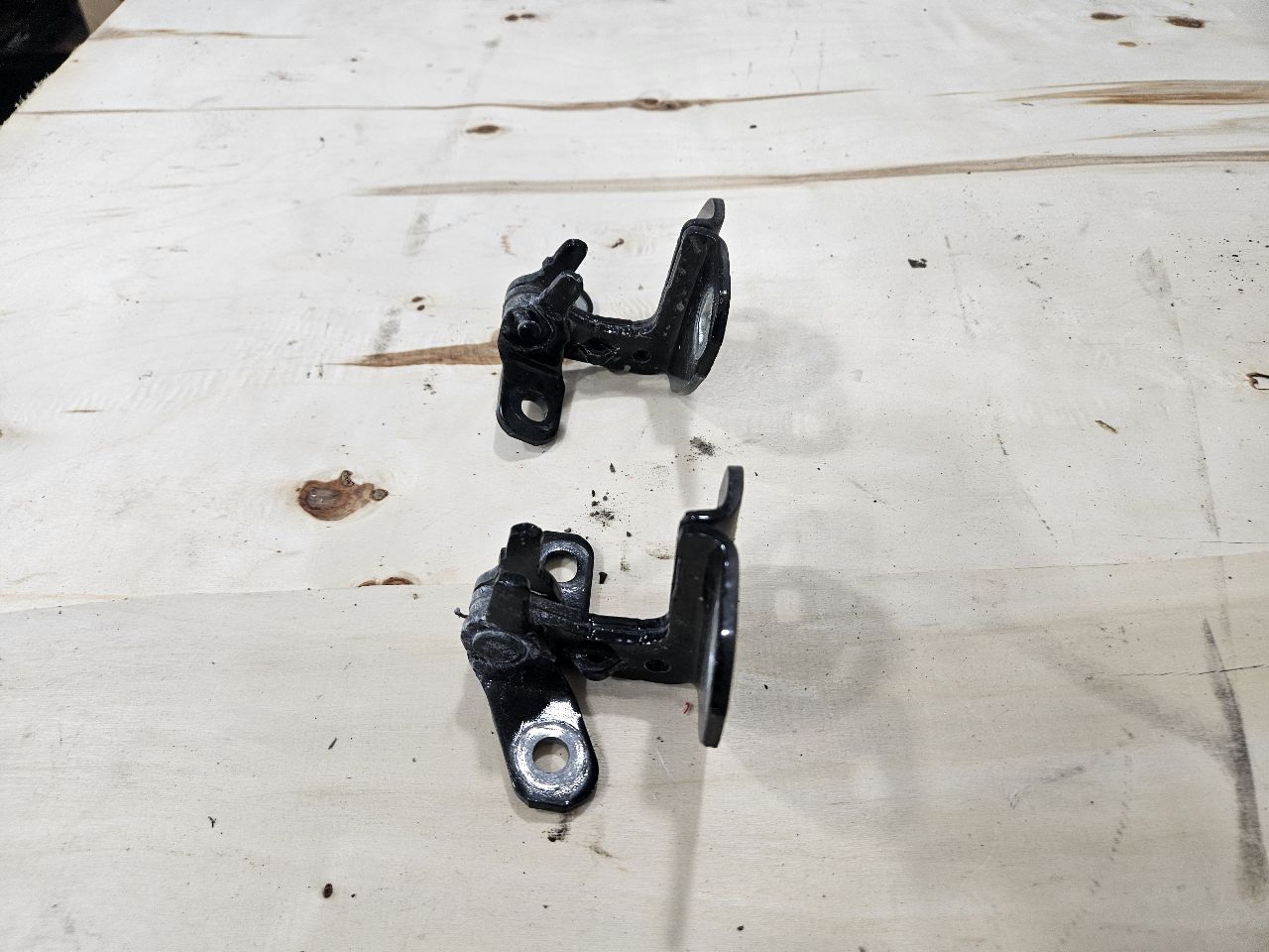 2020 ESCALAESV RH REAR DOOR HINGES UPPER & LOWER 32584 - image 8