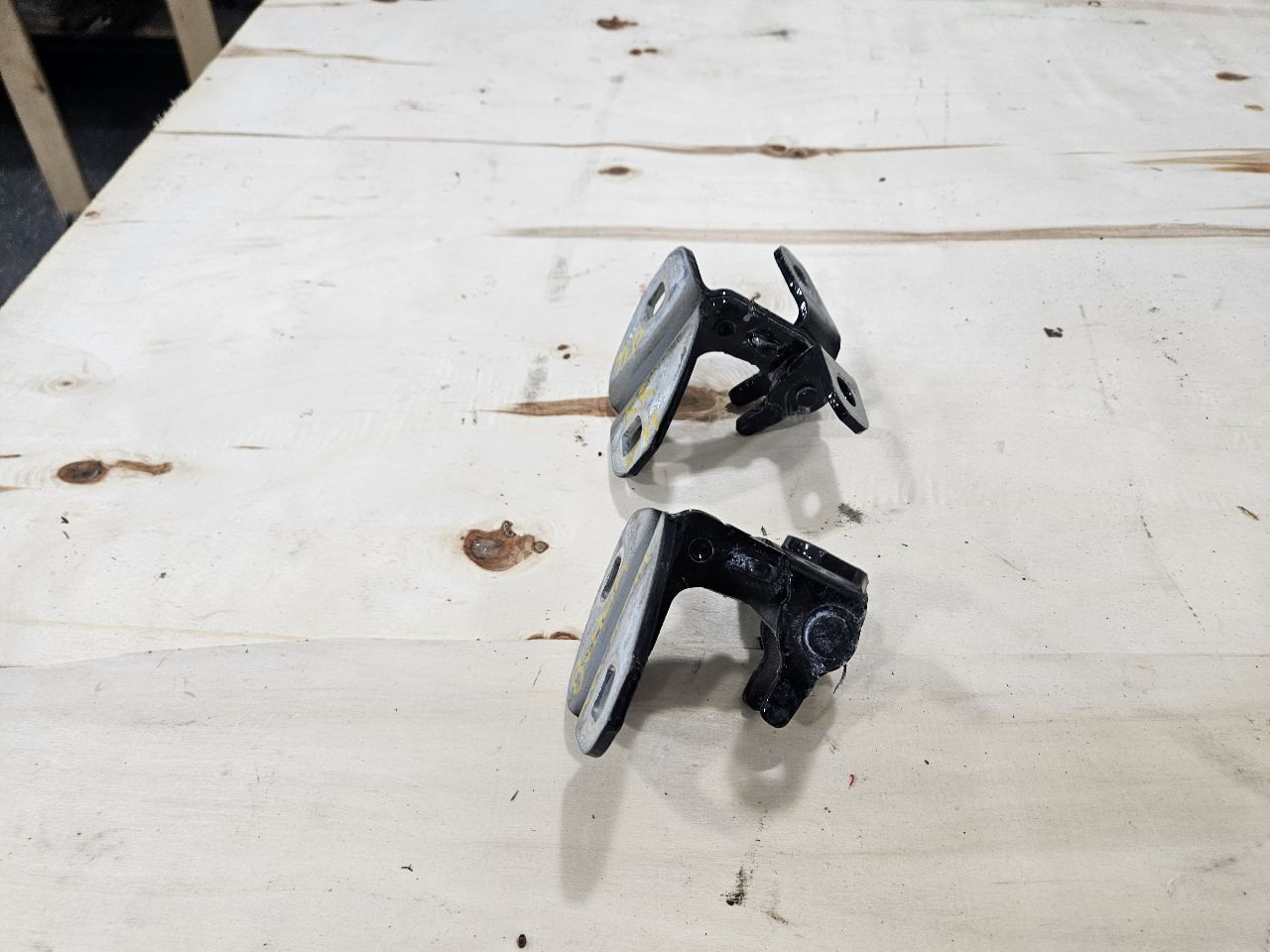2020 ESCALAESV RH REAR DOOR HINGES UPPER & LOWER 32584 - image 9