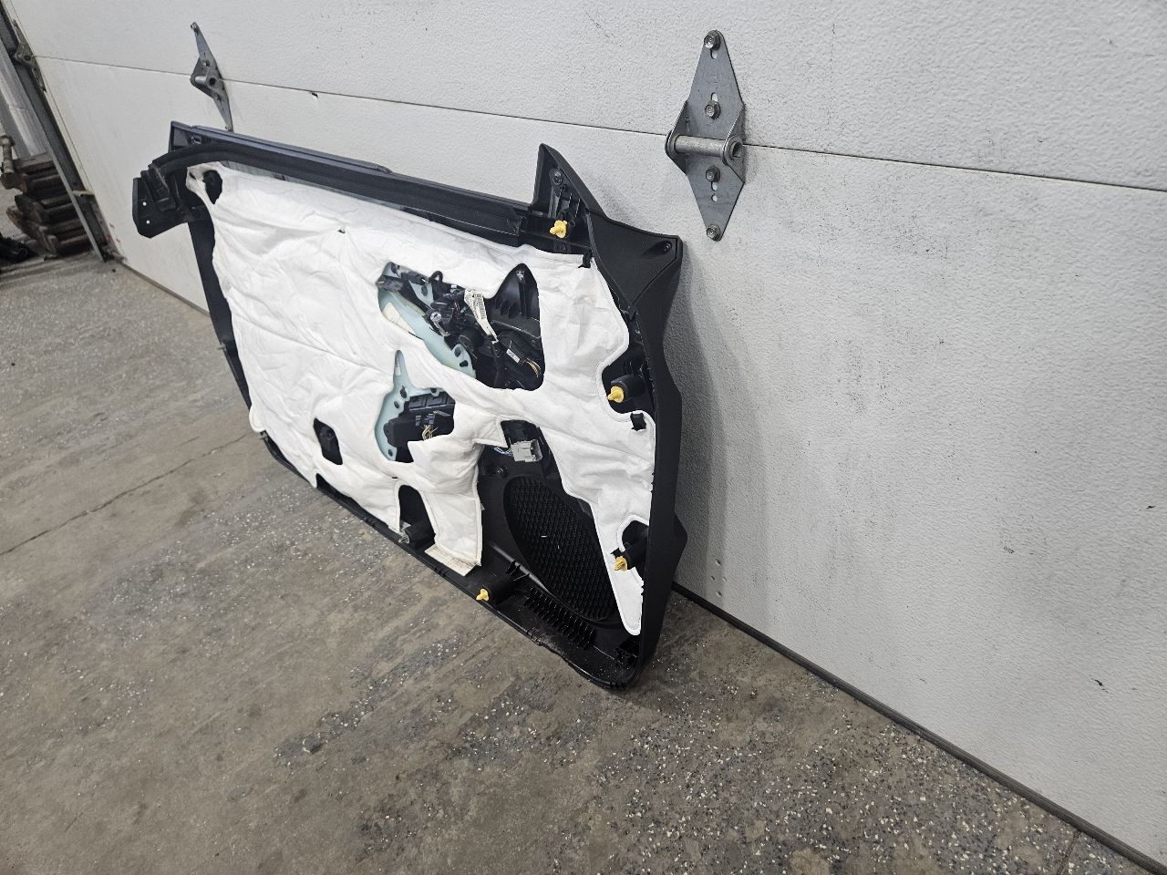 2019 CAMARO RH FRONT DOOR PANEL TRIM 2SS COUPE 32585 - image 8