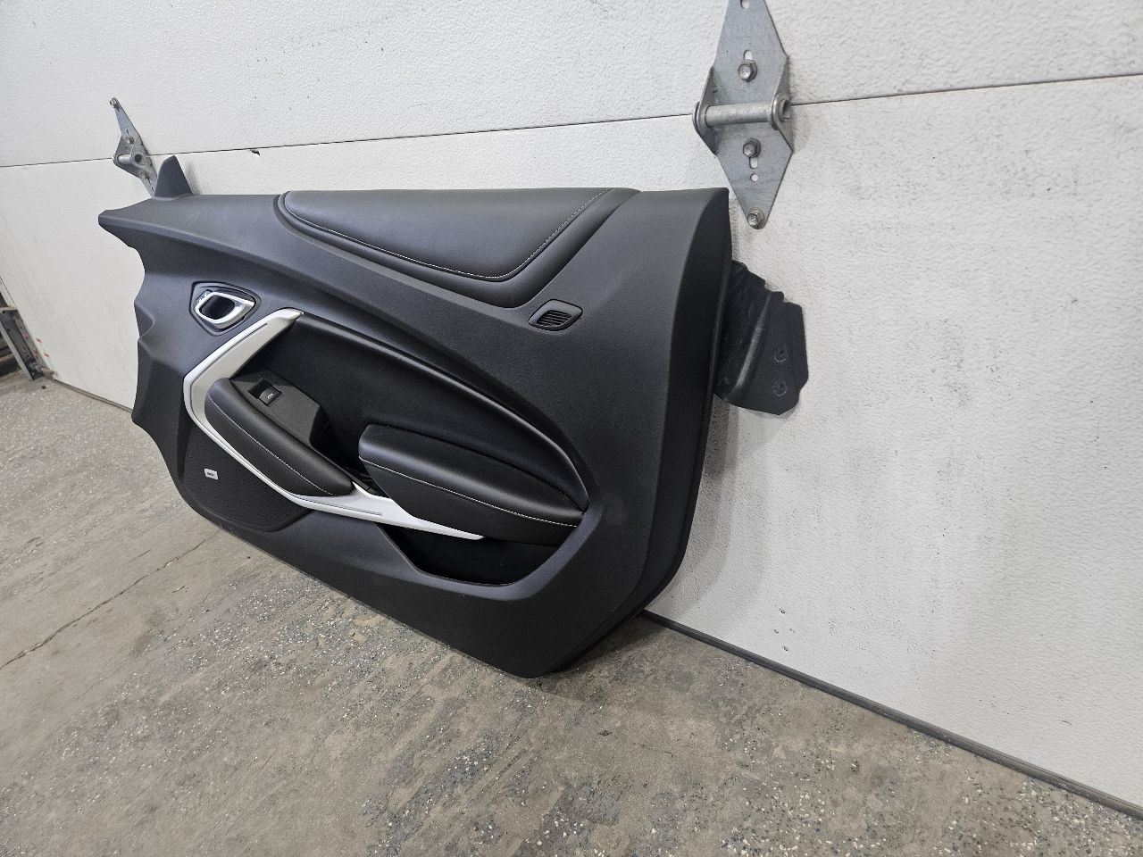 2019 CAMARO RH FRONT DOOR PANEL TRIM 2SS COUPE 32585 - image 3
